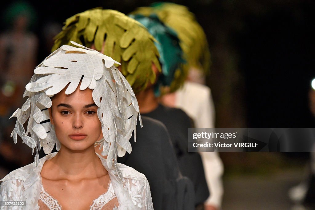 Junko Shimada : Runway - Paris Fashion Week Womenswear Spring/Summer 2018