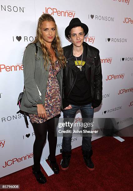 Minnie Ronson 1,141 Sisters Samantha Photos & High Res Pictures - Getty Images
