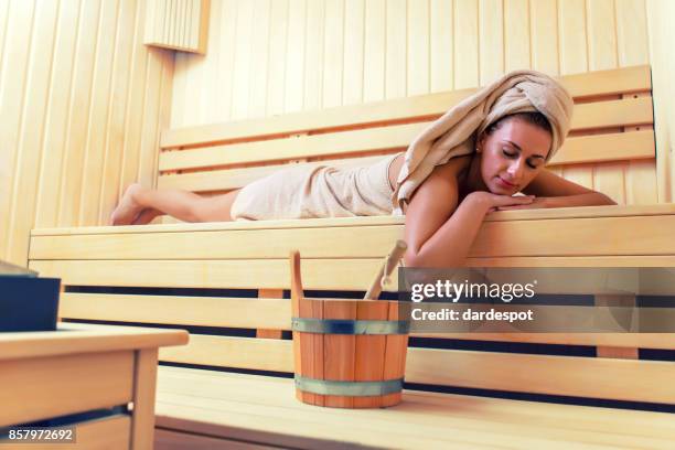 mooie vrouw liggen in sauna - turks bad stockfoto's en -beelden