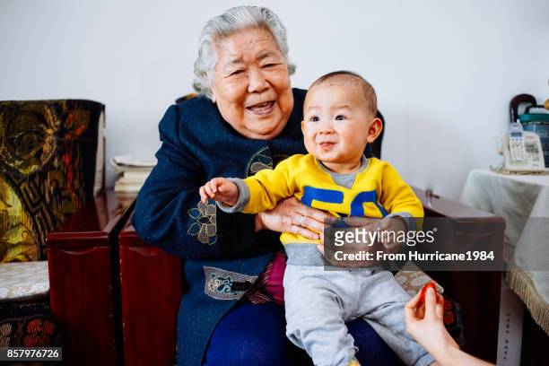first time to meet my great-grandson - 曾孫息子 ストックフォトと画像