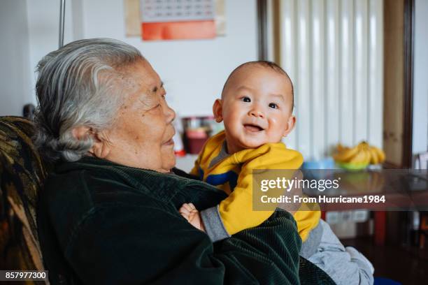 first time to meet my great-grandson - asian granny pics ストックフォトと画像