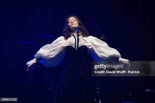 Lorde performs at Le Zenith on October 5, 2017 in Paris, France.
