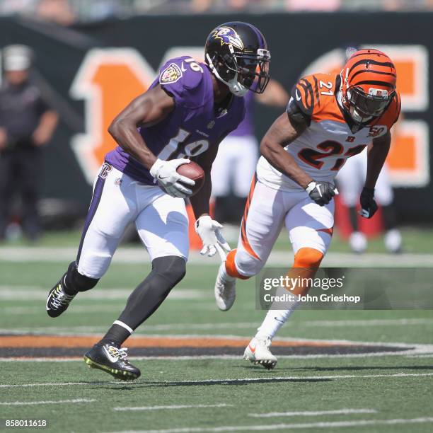 Jeremy Maclin of the Baltimore Ravens runs the football upfield against Darqueze Dennard of the Cincinnati Bengals during their game at Paul Brown...