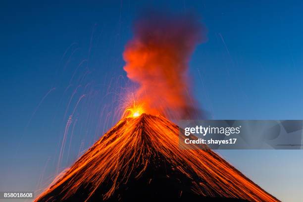 fuego vulkanausbruch - guatemala stock-fotos und bilder