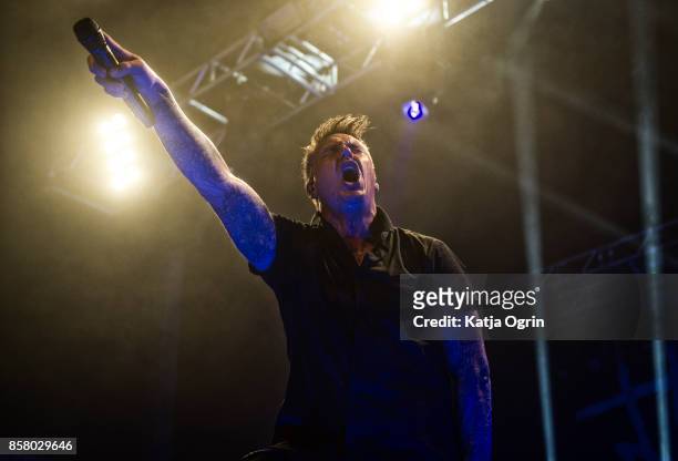 Jacoby Shaddix of Papa Roach performs at O2 Academy Birmingham on October 5, 2017 in Birmingham, United Kingdom.