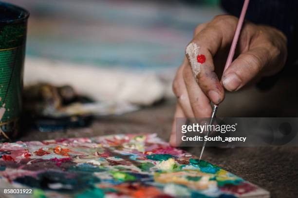 buscar en la creación de artista - manos pintadas fotografías e imágenes de stock