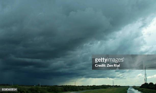 storm is coming - moody sky ストックフォトと画像