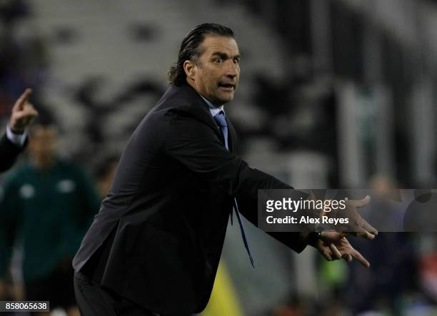 Juan Antonio Pizzi coach of Chile shouts intructions to his players during a match between Chile and Ecuador as part of FIFA 2018 World Cup...
