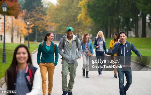 studenter som går genom parken - campus bildbanksfoton och bilder