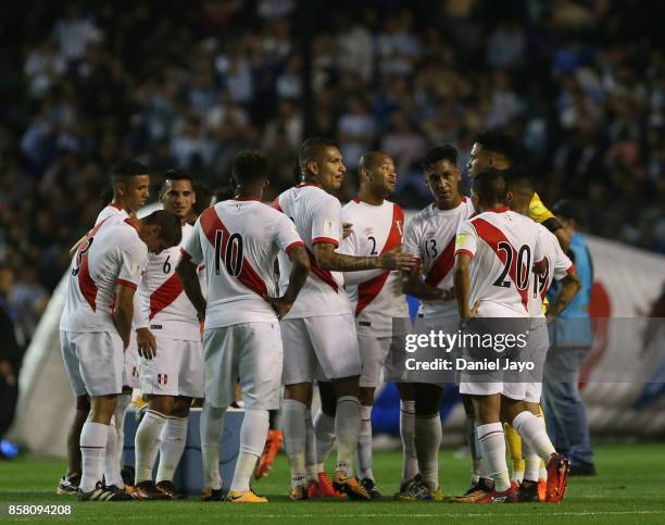 Players of Peru huddle up during a match between Argentina and Peru as part of FIFA 2018 World Cup Qualifiers at Estadio Alberto J. Armando on...