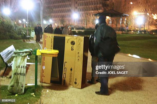 Des réfugiés afghans se préparent à passer la nuit dans le square Villemin à Paris le 26 mars 2009 pour aller dormir. Après la fermeture en 2002 du...