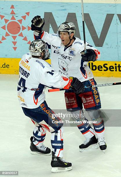 Sven Felski celebrates the 4:4 with his team mate Stefan Ustorf during the DEL Play-Off semi final between Adler Mannheim and Eisbaeren Berlin at the...