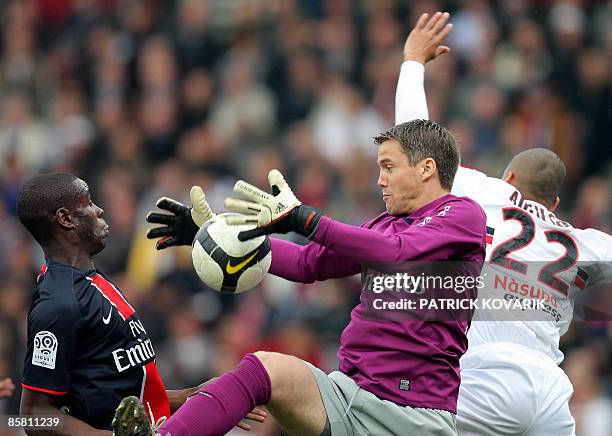 Paris' goalkeeper Michael Landreau catches the ball during the French L1 football match Paris Saint-Germain vs. Nice, on April 5, 2009 at the Parc...