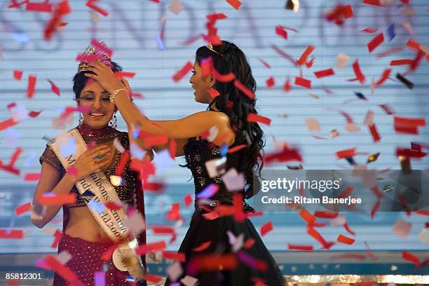 Pantaloons Femina Miss India World 2008 Parvathy Omanakuttan crowns Miss India World Pooja Chopra at the Pantaloons Femina Miss India Contest 2009 at...