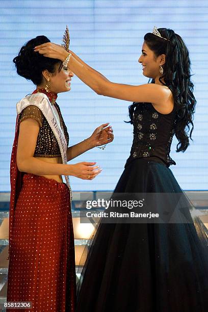 Pantaloons Femina Miss India World 2008 Parvathy Omanakuttan crowns Miss India World Pooja Chopra at the Pantaloons Femina Miss India Contest 2009 at...