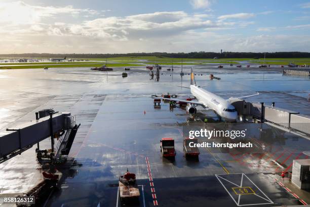 flugplatz mit lufthansa a321 passagierflugzeuge - flughafen hamburg stock-fotos und bilder