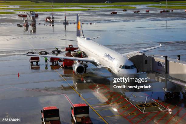 airfield with lufthansa a321 passenger aircraft - hamburg airport stock pictures, royalty-free photos & images