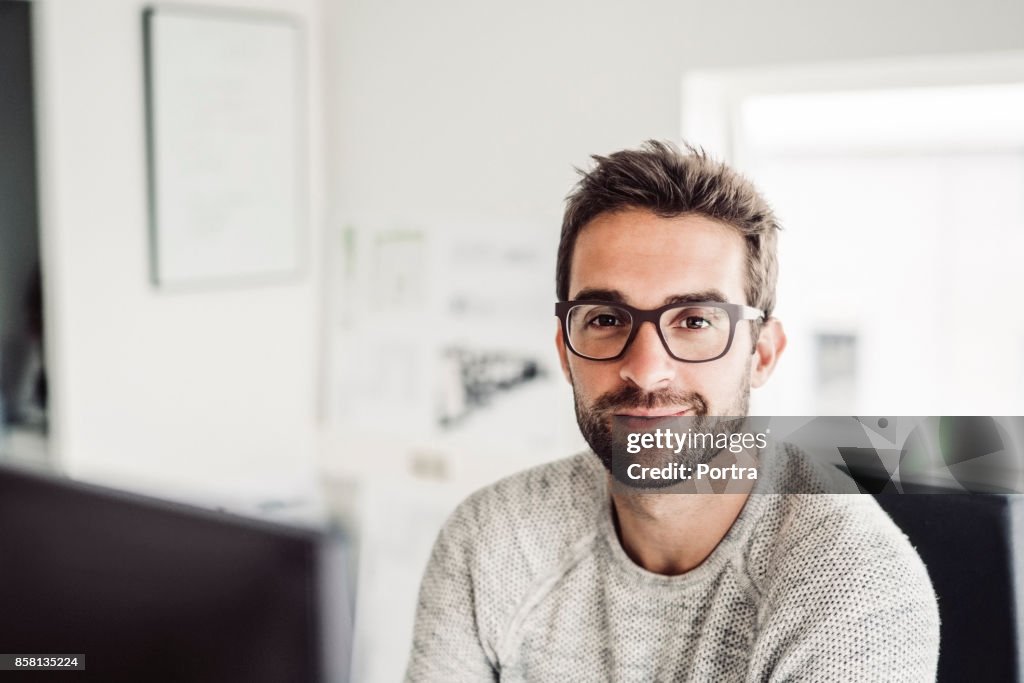 Zuversichtlich Mitte adult Geschäftsmann tragen Brillen