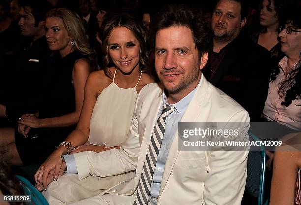 Actress Jennifer Love Hewitt and actor Jamie Kennedy pose during the 44th annual Academy Of Country Music Awards held at the MGM Grand on April 5,...