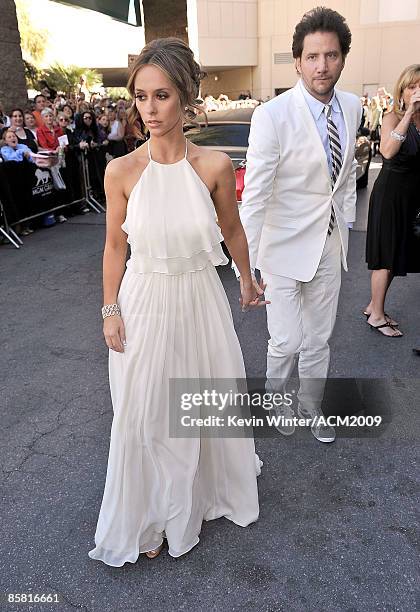 Actress Jennifer Love Hewitt and actor Jamie Kennedy arrive on the red carpet at the 44th annual Academy Of Country Music Awards held at the MGM...