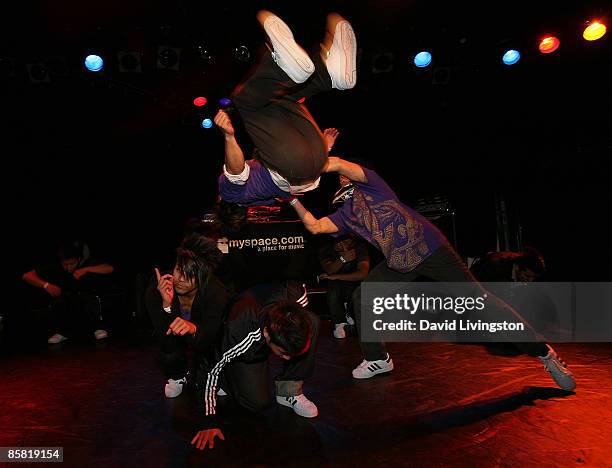 Flo Rida Crew Members Of Roxy Music Photos and Premium High Res Pictures - Getty Images