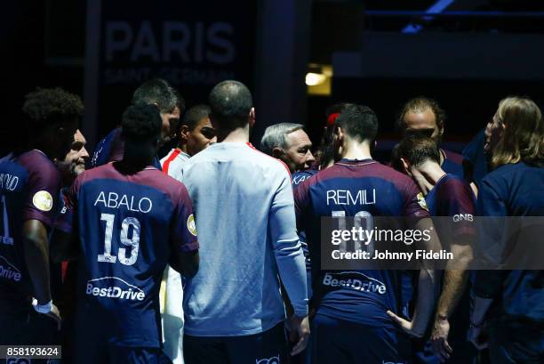 Zvonimir Serdarusic head coach of PSG give instruction to his team during the Lidl Starligue match between Paris Saint Germain and Saint Raphael on...