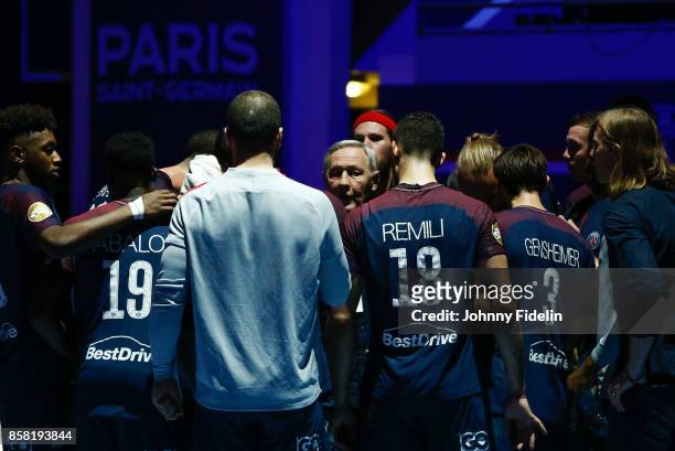 Zvonimir Serdarusic head coach of PSG give instruction to his team during the Lidl Starligue match between Paris Saint Germain and Saint Raphael on...