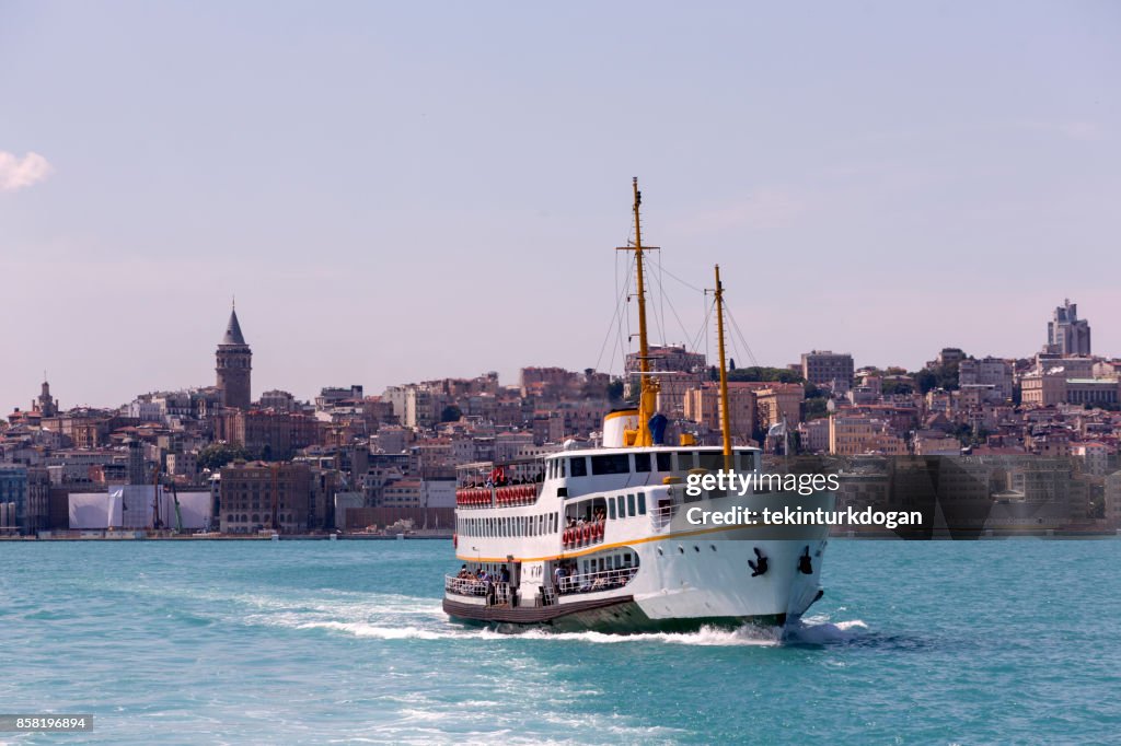Barco de pasajeros tradicionales en la costa del Bósforo junto a la torre de Gálata en Estambul karakoy