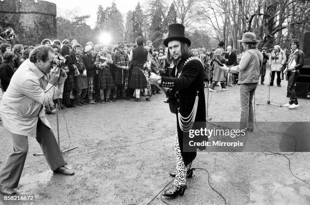 Dave Hill of Slade filming a new video at Eastnor Castle, near Ledbury, 26th January 1984.