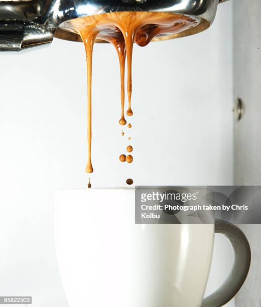 visual espresso shot pouring - fülle stock-fotos und bilder