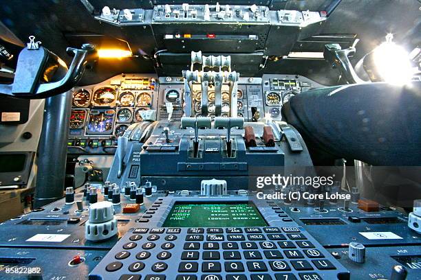 center pedestal of boeing 747 classic - control center stockfoto's en -beelden