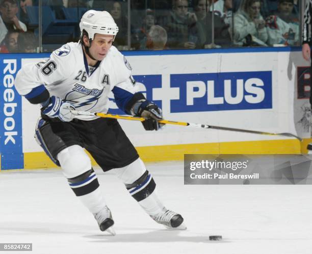 Martin St. Louis of the Tampa Bay Lightning plays against the New York Islanders played in a National Hockey League game at Nassau Coliseum on April...