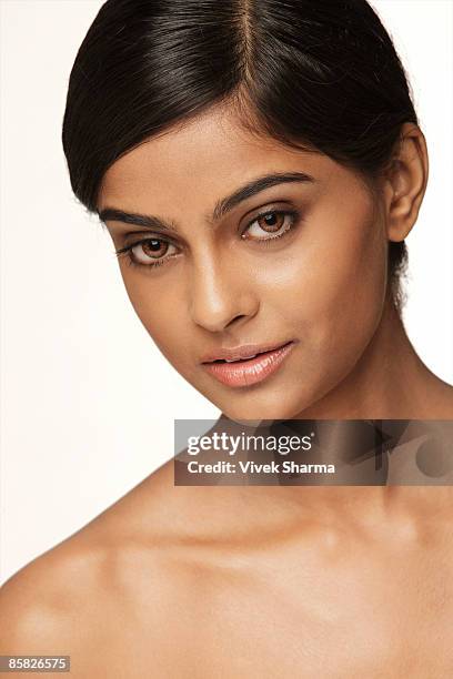 portrait of woman with bare shoulders - beautiful bare women fotografías e imágenes de stock