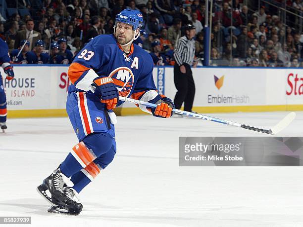 Doug Weight of the New York Islanders skates against the Tampa Bay Lightning on April 4, 2009 at Nassau Coliseum in Uniondale, New York. Islanders...