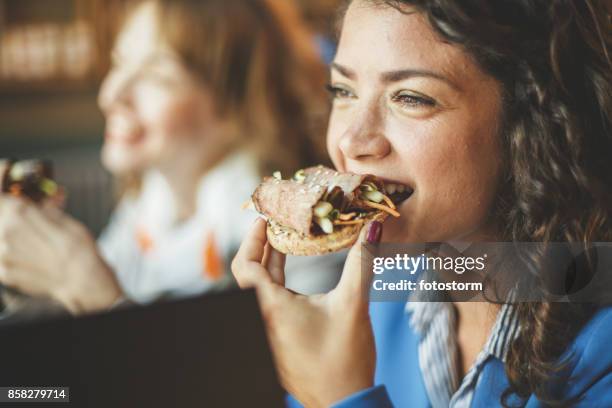 unga kvinnor på en lunchrast - sandwich bildbanksfoton och bilder