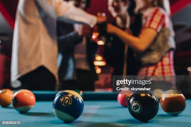 gros plan des boules de billard sur la table avec des gens dans le fond. - billard photos et images de collection