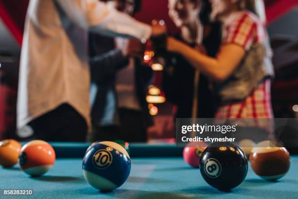 feche de bolas de bilhar na mesa com as pessoas no fundo. - snooker - fotografias e filmes do acervo