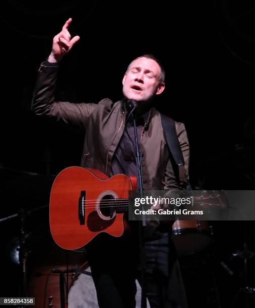 David Gray performs onstage at Rosemont Theatre on October 5, 2017 in Chicago, Illinois.