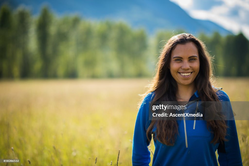 Retrato de una mujer canadiense de primeras naciones