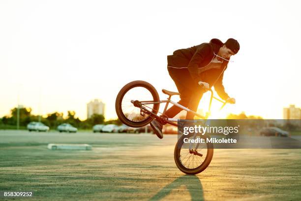 彼は彼の自転車の美しさを作成します - スタントバイク ストックフォトと画像