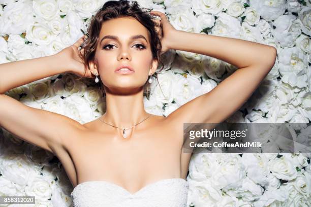 studio shot van jonge mooie bruid - parel juwelen stockfoto's en -beelden