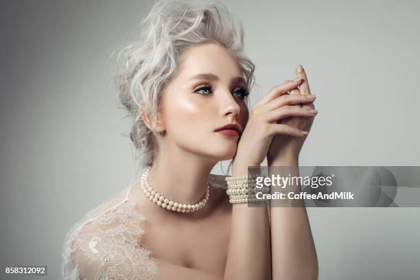 mooie vrouw dragen parels ketting - parel juwelen stockfoto's en -beelden