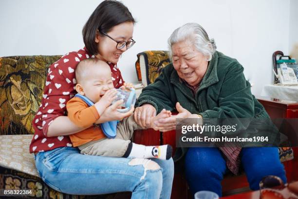 first time to meet my great-grandson - 曾孫息子 ストックフォトと画像