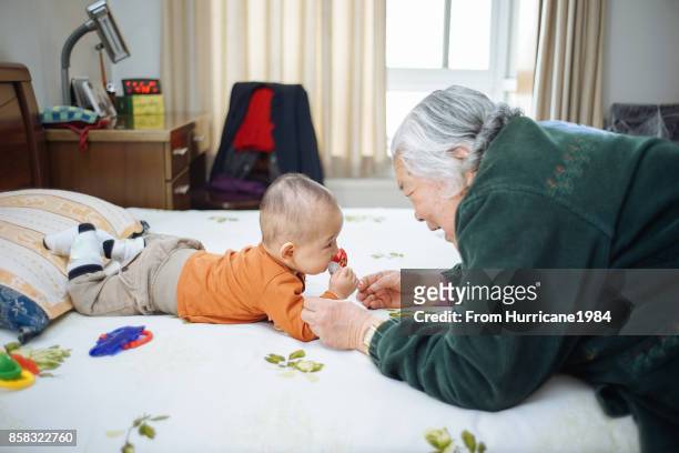 first time to meet my great-grandson - 曾孫息子 ストックフォトと画像