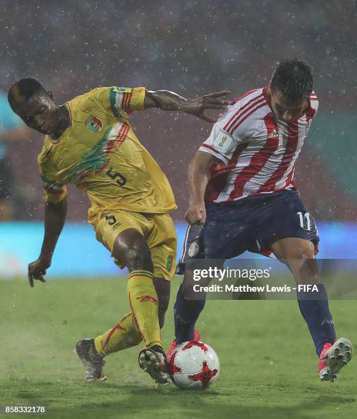 Mamadi Fofana of Mali and Leonardo Sanchez of Paraguay challenge for the ball during the FIFA U-17 World Cup India 2017 group B match between...