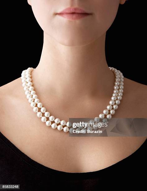 woman wearing pearl necklace - pearl jewelry stock-fotos und bilder