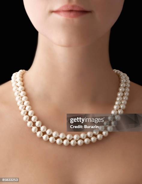 woman wearing pearl necklace - escote fotografías e imágenes de stock