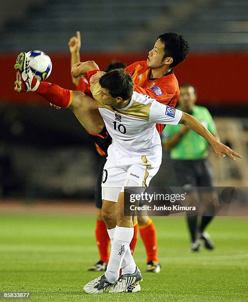 Maya Yoshida of Nagoya Grampus Eight and Donny De Groot of Newcastle Jets compete for the ball during the AFC Champions League Group E match between...