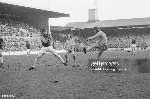 English footballer Bob Latchford of Everton, takes a shot during a Division One match against West Ham at Upton Park, London, 16th February 1974....