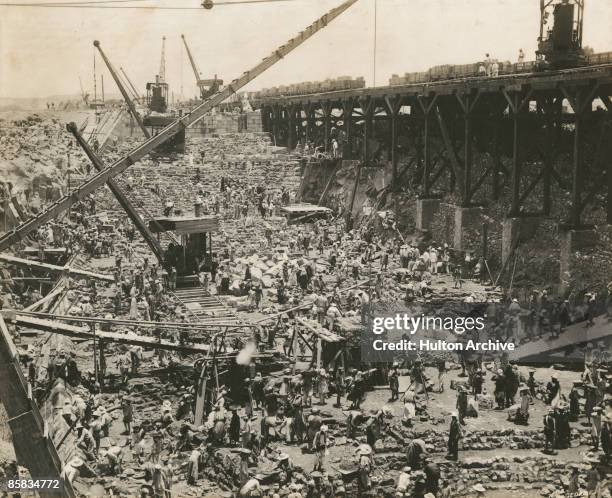 Labourers commencing masonry work on the western channel of the Aswan dam, circa 1900. Designed by British engineer Sir William Willcocks, the dam...